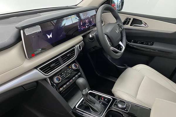 2024 Mahindra XUV700 AX7L