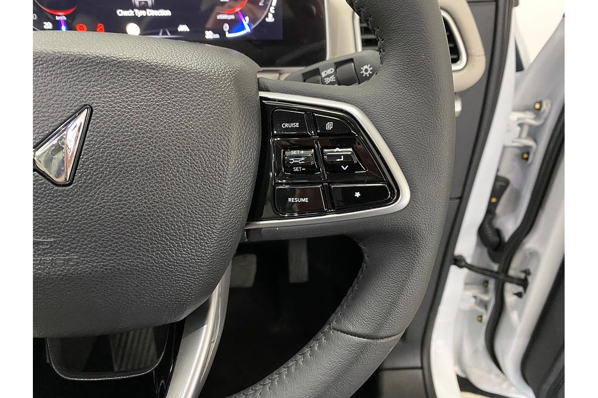 2024 Mahindra XUV700 AX7L