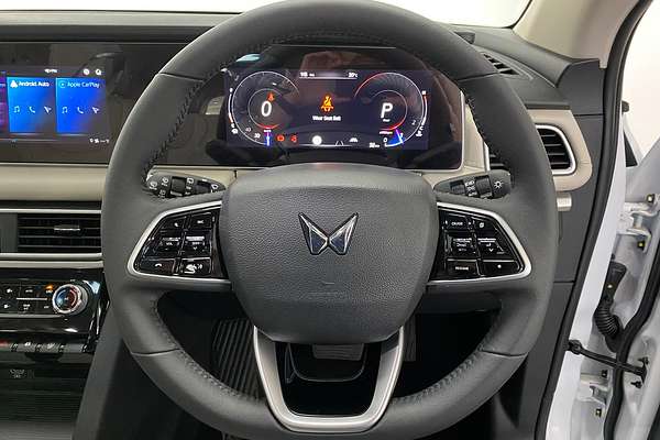 2024 Mahindra XUV700 AX7L