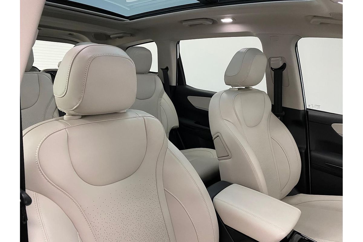 2024 Mahindra XUV700 AX7L