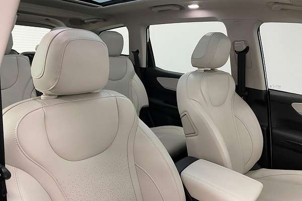 2024 Mahindra XUV700 AX7L