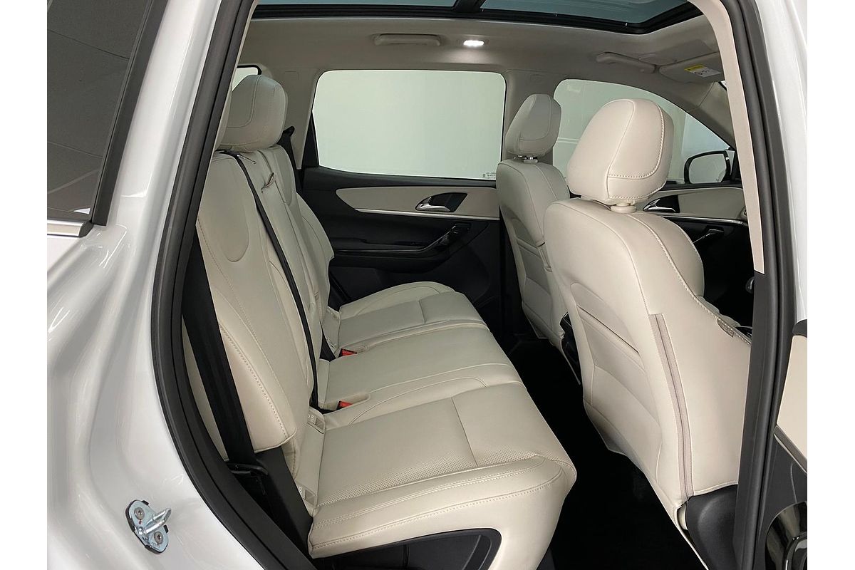 2024 Mahindra XUV700 AX7L