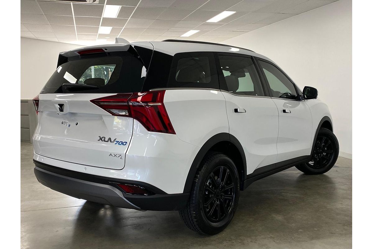 2024 Mahindra XUV700 AX7L