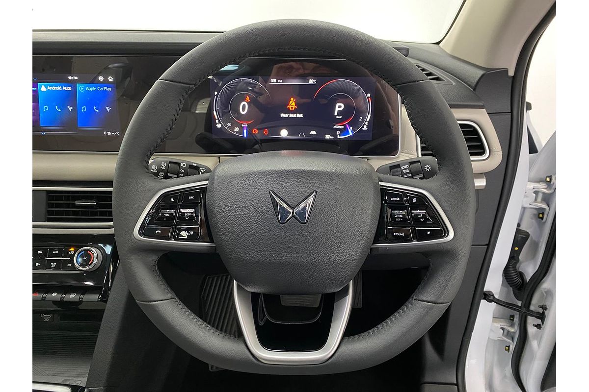 2024 Mahindra XUV700 AX7L