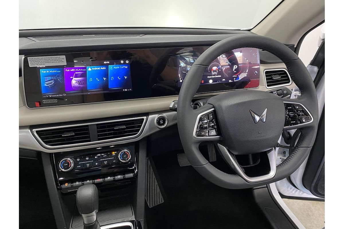 2024 Mahindra XUV700 AX7L
