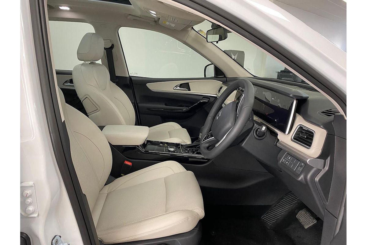 2024 Mahindra XUV700 AX7L