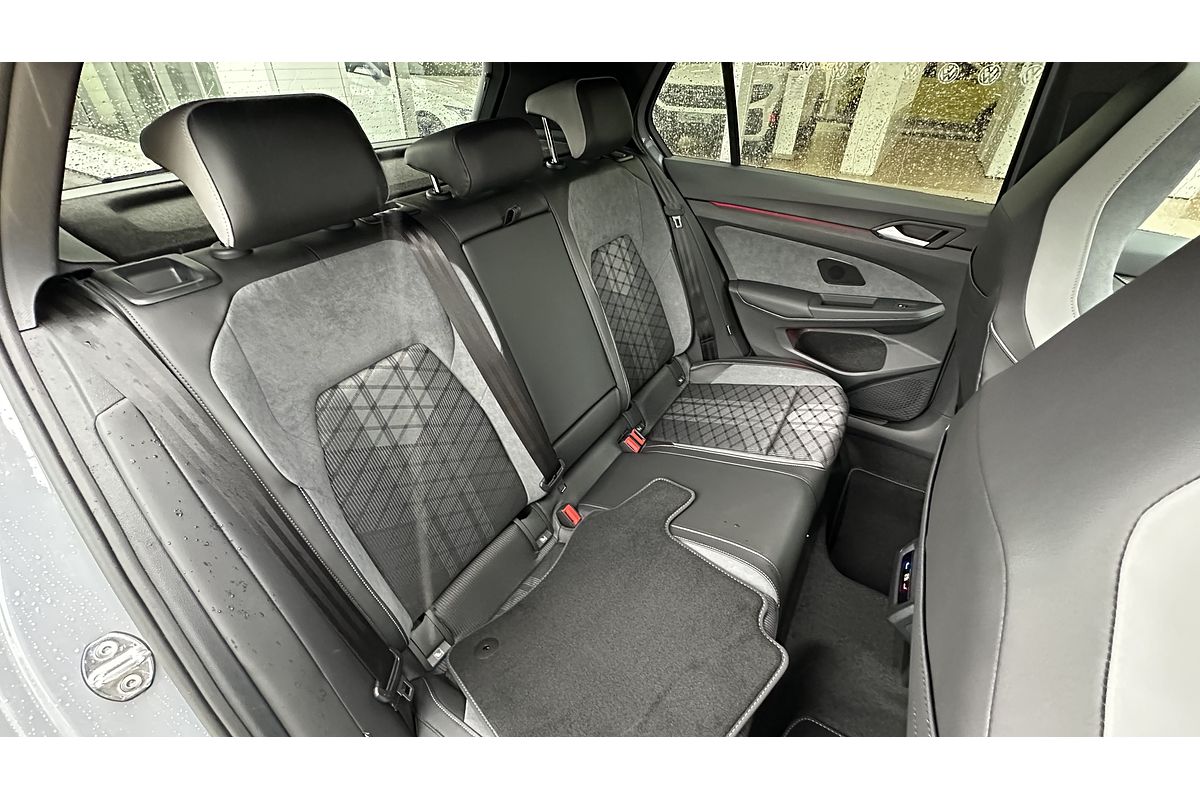 2024 Volkswagen Golf 110TSI R-Line 8