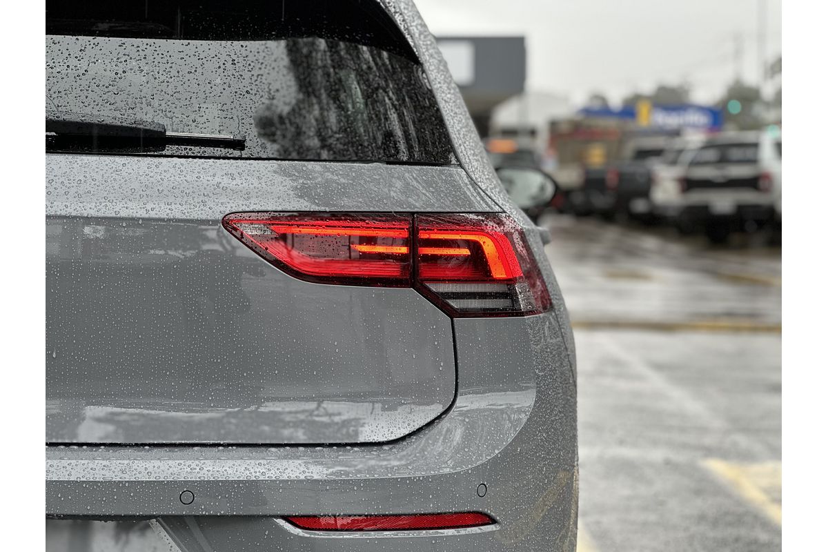 2024 Volkswagen Golf 110TSI R-Line 8