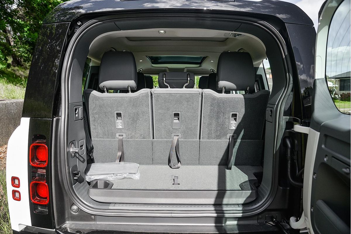 2024 Land Rover Defender 130 P400 X-Dynamic SE L663