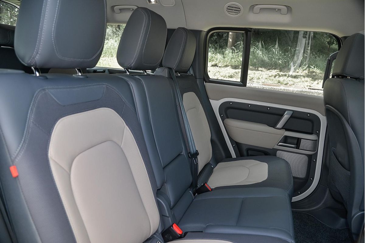 2024 Land Rover Defender 130 P400 X-Dynamic SE L663