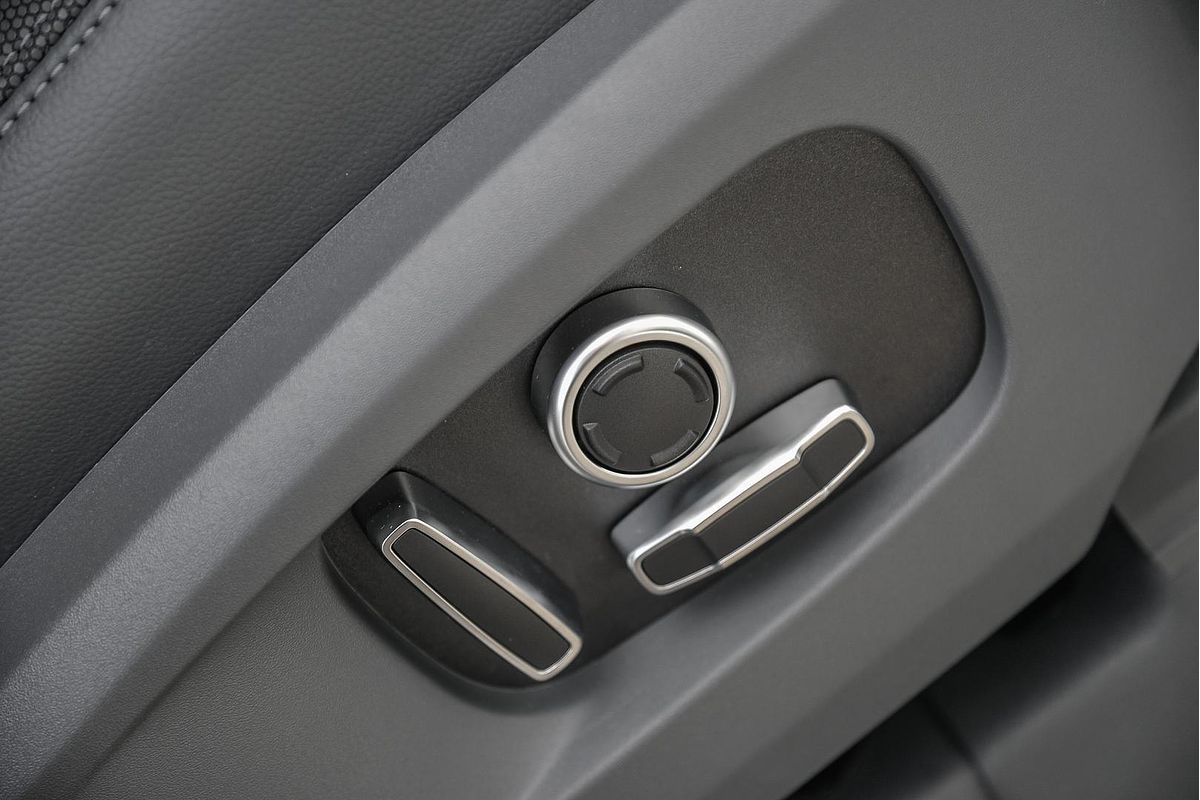 2024 Land Rover Defender 130 P400 X-Dynamic SE L663