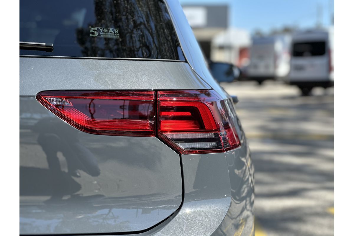 2024 Volkswagen Golf 110TSI R-Line 8