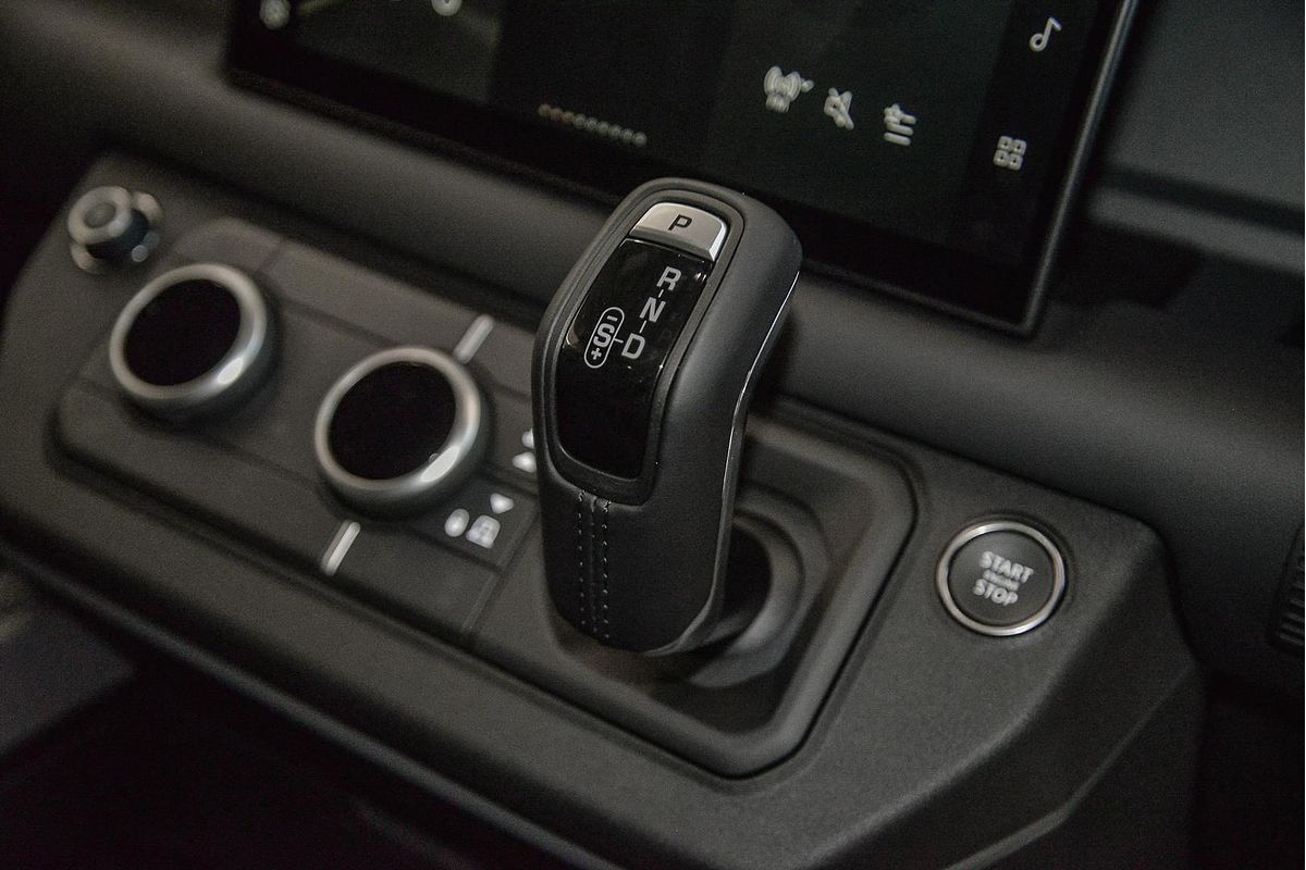 2024 Land Rover Defender 130 P400 X-Dynamic SE L663