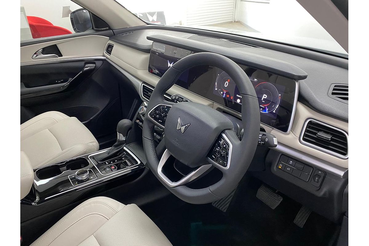 2024 Mahindra XUV700 AX7L