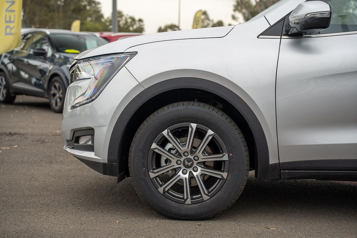 2023 Mahindra XUV700 AX7