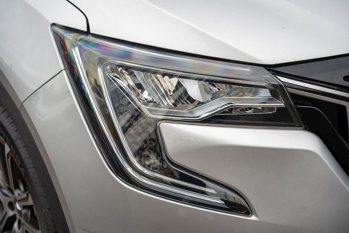 2023 Mahindra XUV700 AX7