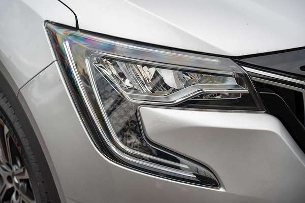 2023 Mahindra XUV700 AX7
