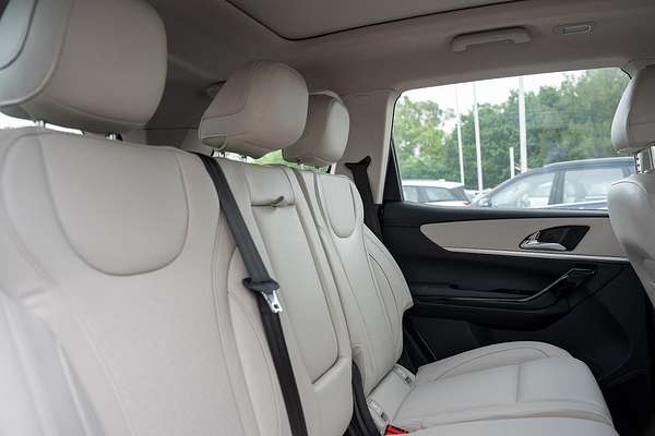 2023 Mahindra XUV700 AX7