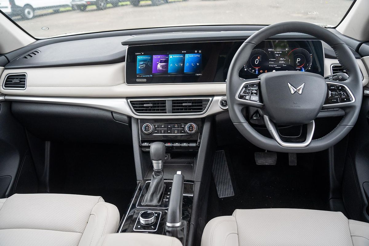 2023 Mahindra XUV700 AX7