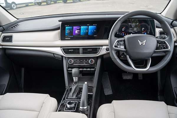 2023 Mahindra XUV700 AX7