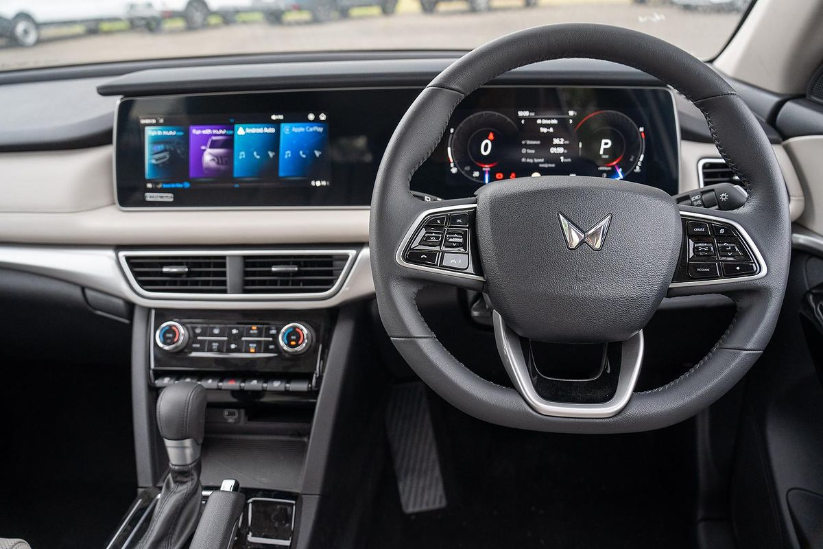 2023 Mahindra XUV700 AX7