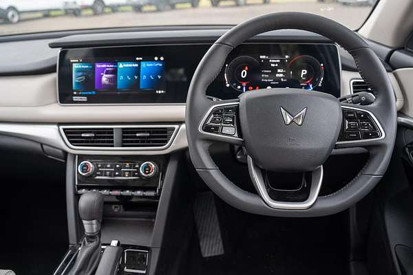 2023 Mahindra XUV700 AX7