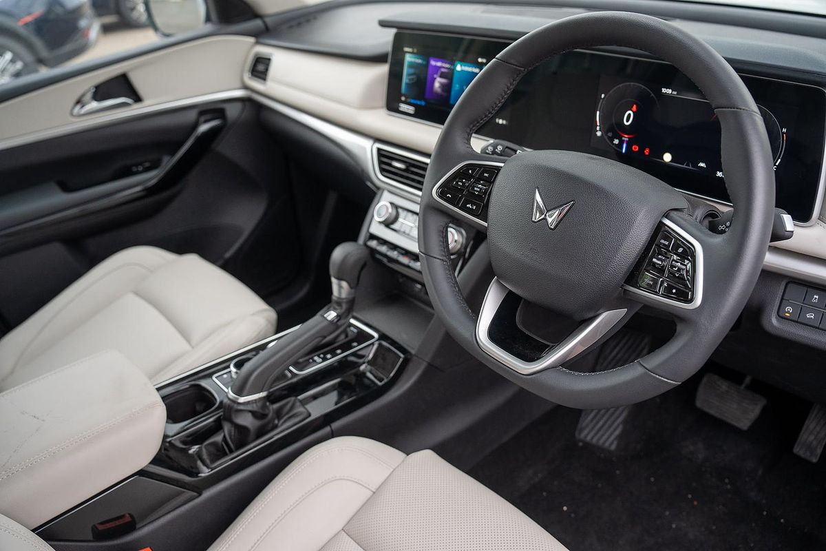 2023 Mahindra XUV700 AX7