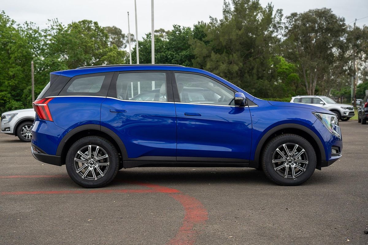 2023 Mahindra XUV700 AX7L