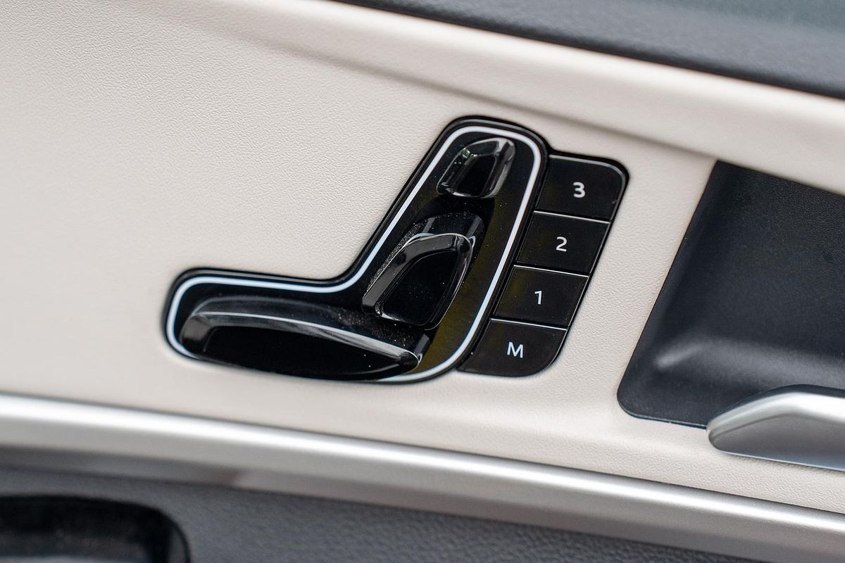 2023 Mahindra XUV700 AX7