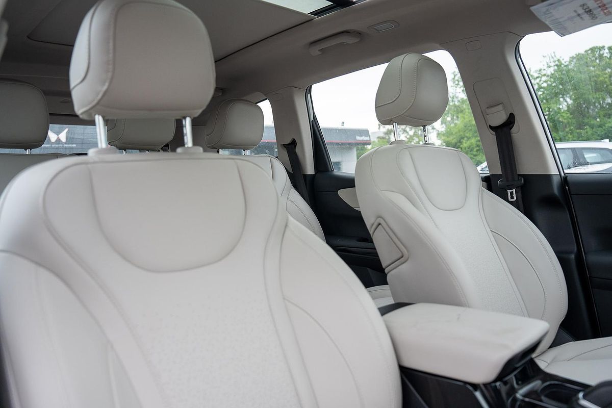 2023 Mahindra XUV700 AX7