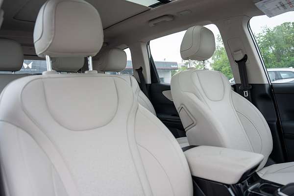 2023 Mahindra XUV700 AX7