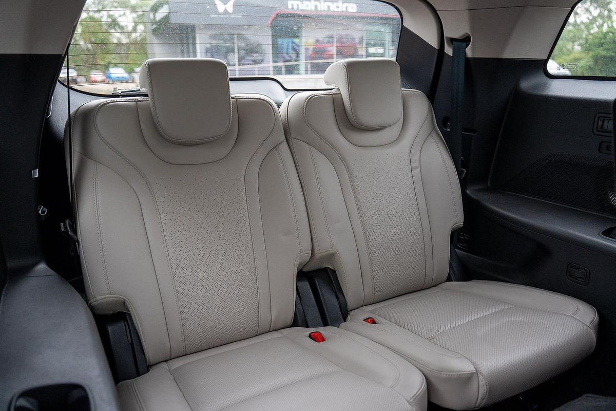 2023 Mahindra XUV700 AX7L