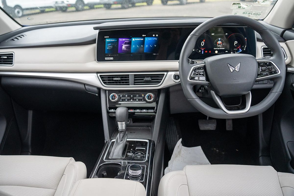 2023 Mahindra XUV700 AX7L