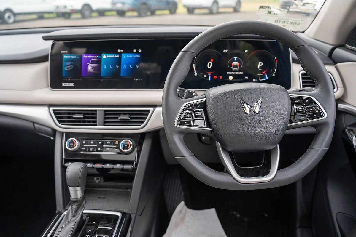 2023 Mahindra XUV700 AX7L