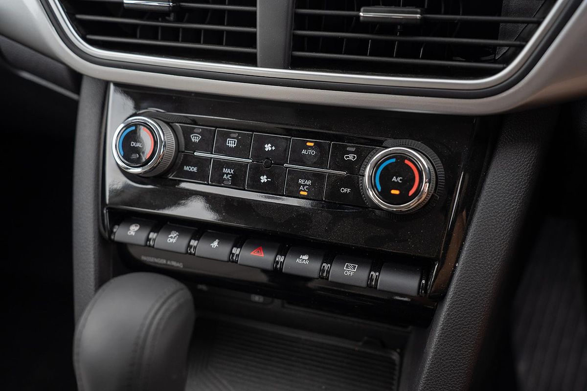 2023 Mahindra XUV700 AX7