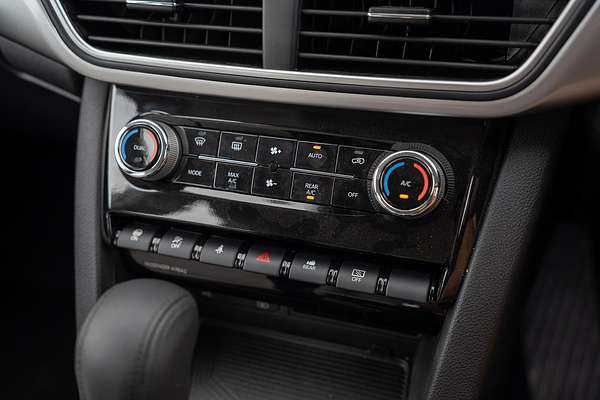 2023 Mahindra XUV700 AX7