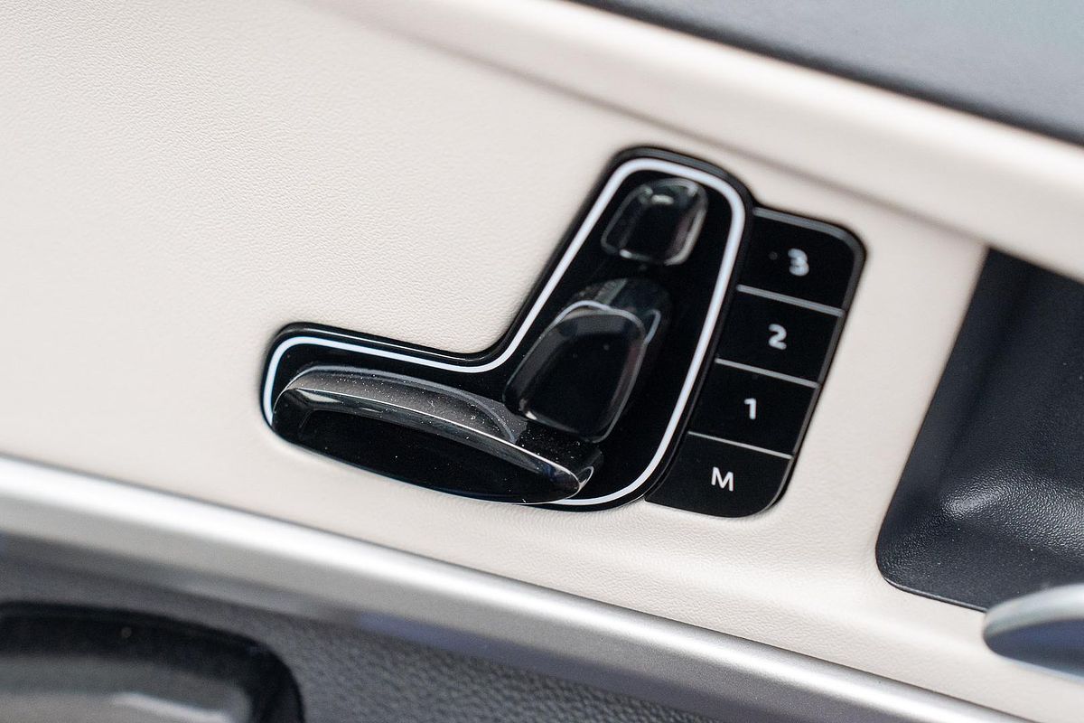 2023 Mahindra XUV700 AX7L