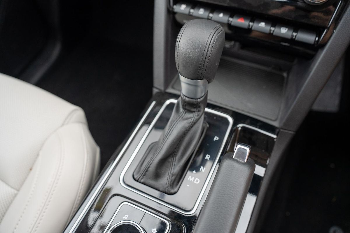2023 Mahindra XUV700 AX7
