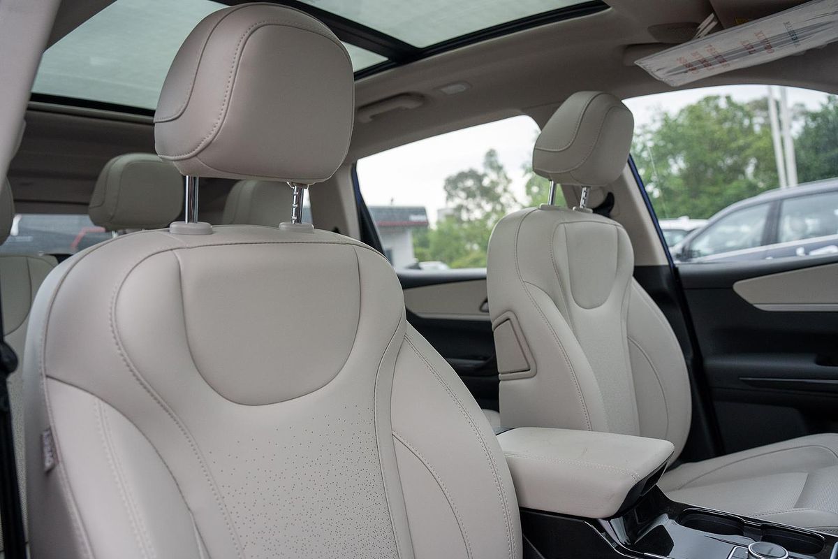 2023 Mahindra XUV700 AX7L