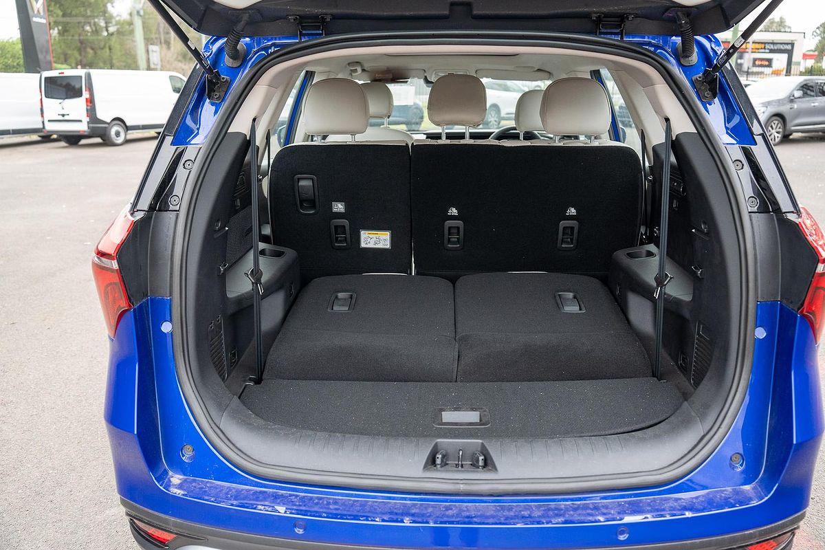 2023 Mahindra XUV700 AX7L