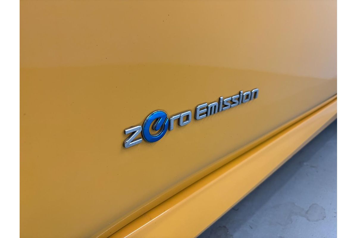 2018 Nissan LEAF G ZE1