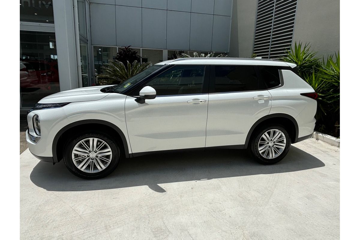 2024 Mitsubishi Outlander LS ZM
