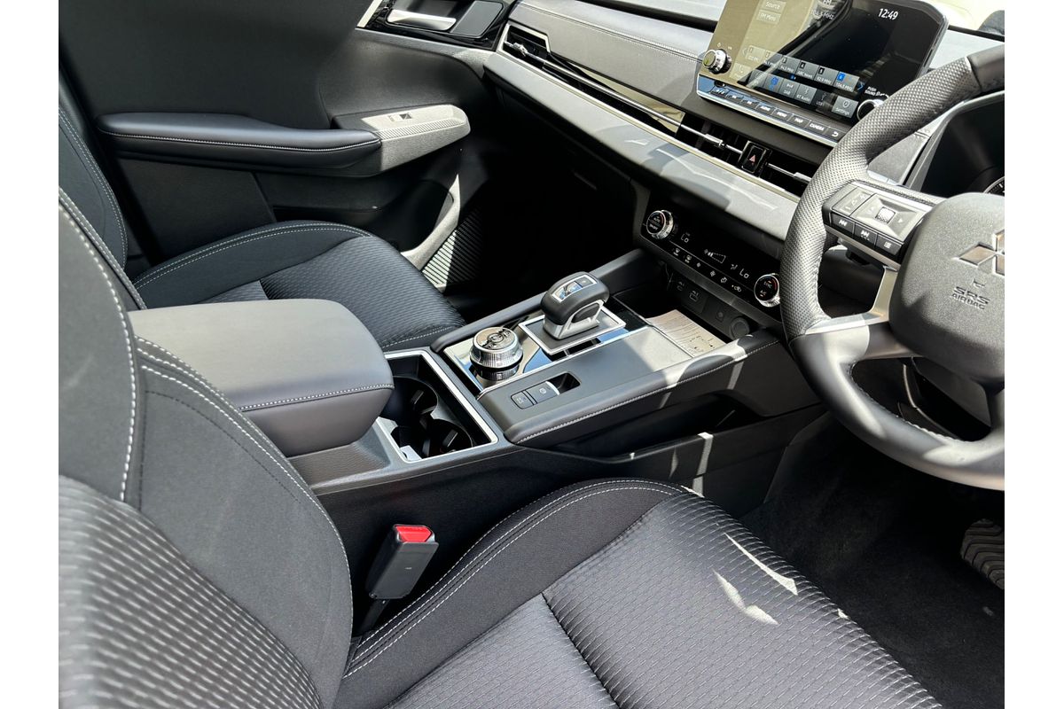 2024 Mitsubishi Outlander LS ZM