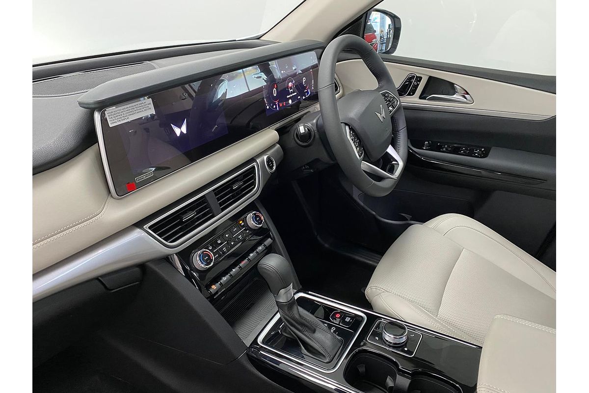 2024 Mahindra XUV700 AX7L