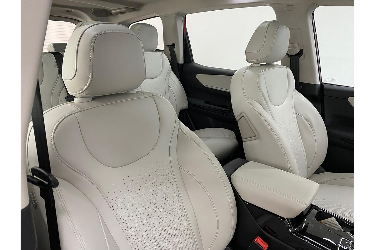 2024 Mahindra XUV700 AX7L