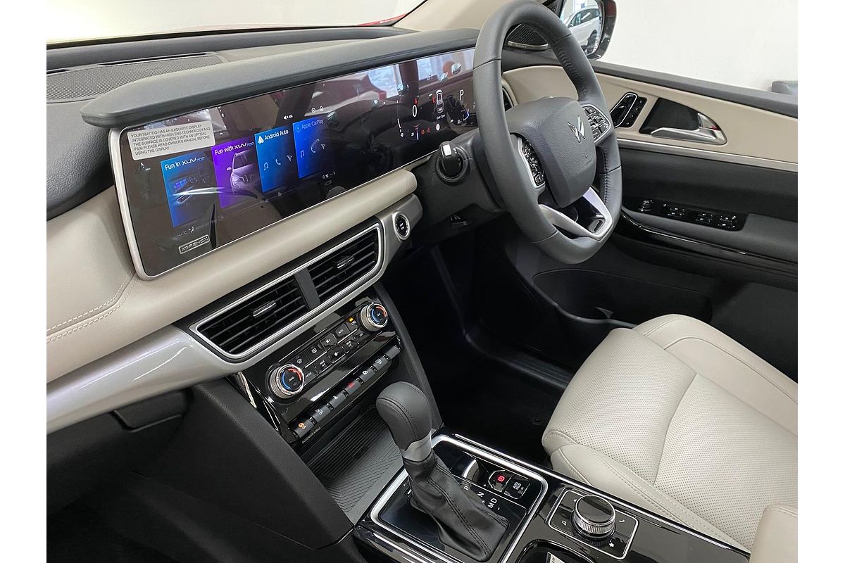 2024 Mahindra XUV700 AX7L
