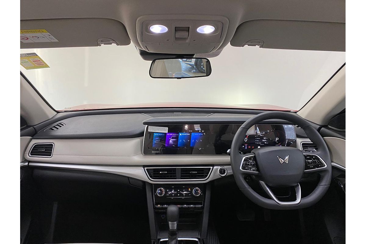 2024 Mahindra XUV700 AX7L