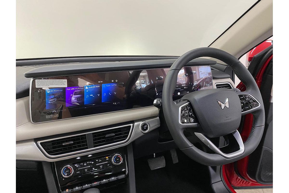 2024 Mahindra XUV700 AX7L