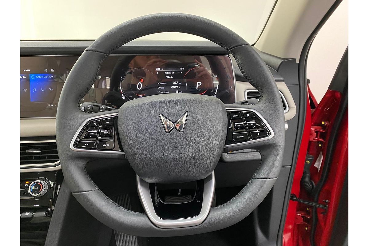 2024 Mahindra XUV700 AX7L