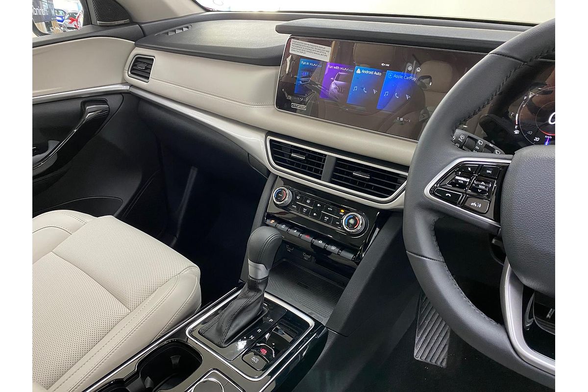 2024 Mahindra XUV700 AX7L